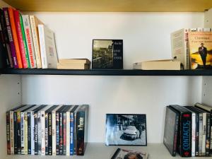 Η βιβλιοθήκη του διαμερίσματος