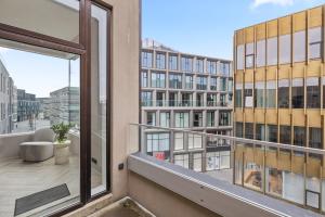 レイキャビクにあるMost Desirable Penthouse in Reykjavíkの建物の景色を望むアパートメントバルコニー