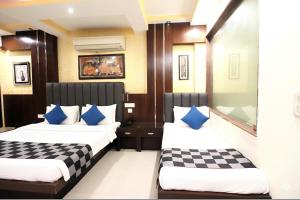 ニューデリーにあるPrime Hotel Stars View 'Near RK ashram metro' 5 min from New Delhi railway stationのベッドが2つと窓があるホテルの部屋 +49枚の写真