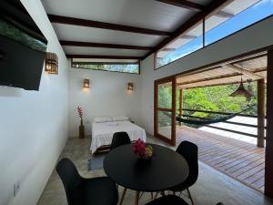 イタカレにあるRecanto da Luzのベッドとテーブルと椅子のある寝室 +19枚の写真