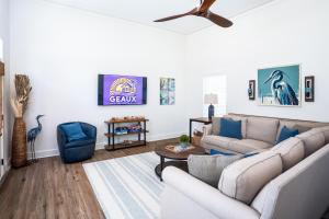 a living room with two couches and a ceiling fan at The Blue Heron Haven in Baton Rouge