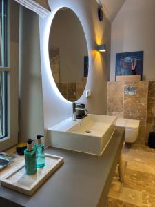 OberndorfにあるDesign-Landhaus BunnyHuus - gesamtes Hausの洗面台と鏡のあるバスルーム +39枚の写真