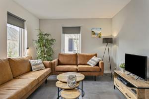 TV a/nebo společenská místnost v ubytování Zuiderdiep 37 - Noordzeepark Ouddorp NOT INTENDED FOR COMPANY OR WORK-RELATED STAYS