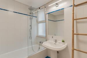 un bagno con lavandino e doccia di Funchal City Nest a Funchal