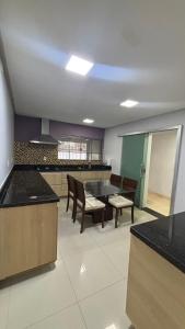 Η κουζίνα ή μικρή κουζίνα στο Casa Aconchegante e bem localizada, Ideal para Famílias e Grupos