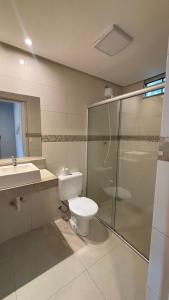 Ένα μπάνιο στο Casa Aconchegante e bem localizada, Ideal para Famílias e Grupos