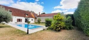 a house with a swimming pool in the yard at Le Chai in Levroux