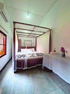 un dormitorio con una cama con dosel en Sea Nest Resort Mirissa, en Mirissa