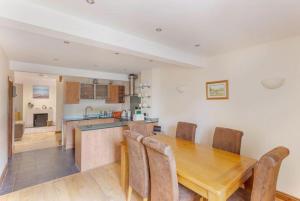 eine Küche und ein Esszimmer mit einem Holztisch in der Unterkunft Puffin Cottage, Bamburgh in Bamburgh