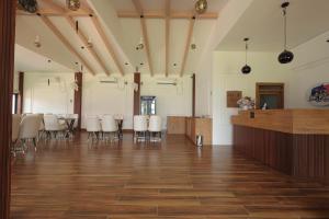 Un restaurant sau alt loc unde se poate mânca la Luit Blue Homestay & Resorts