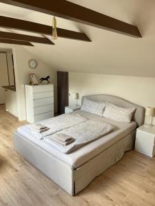 1 dormitorio blanco con 1 cama grande y vestidor en HellbergsApart, en Bad Oeynhausen