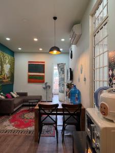 ホーチミン・シティにあるDuctaigallery's Entire Apt- Near Bui vien stのソファとテーブルのあるリビングルーム