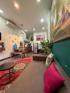 ホーチミン・シティにあるDuctaigallery's Entire Apt- Near Bui vien stの大きな絵画が飾られたリビングルーム