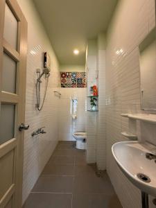 ホーチミン・シティにあるDuctaigallery's Entire Apt- Near Bui vien stのトイレと洗面台を備えた白いバスルーム