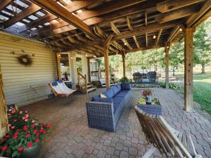 Κήπος έξω από το Spacious 5 bedroom 16 plus guests on 14 acres with fishing pond