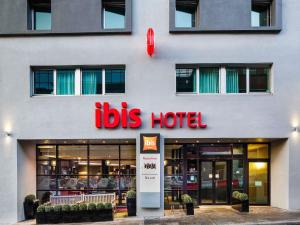 um sinal de hotel de lagostas no lado de um edifício em ibis Glasgow City Centre – Sauchiehall St em Glasgow