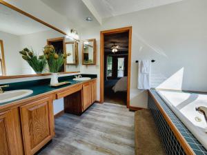 Φωτογραφία από το άλμπουμ του Spacious 5 bedroom 16 plus guests on 14 acres with fishing pond σε Lagrange +29 φωτογραφίες