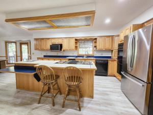 Η κουζίνα ή μικρή κουζίνα στο Spacious 5 bedroom 16 plus guests on 14 acres with fishing pond