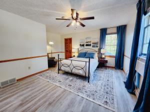 Ένα ή περισσότερα κρεβάτια σε δωμάτιο στο Spacious 5 bedroom 16 plus guests on 14 acres with fishing pond