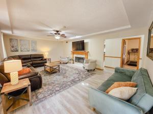 Χώρος καθιστικού στο Spacious 5 bedroom 16 plus guests on 14 acres with fishing pond