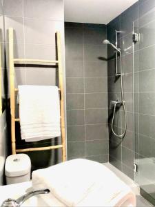 Bilik mandi di The Cliffs - Sunset Village Beach 3E +24 gambar