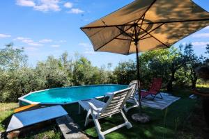 San Zanobi a CasignanoにあるWine Apartments Florence Lawrenceのスイミングプール(パラソル、椅子2脚、テーブル付)