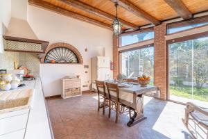 a kitchen with a table and chairs in a room at Cocciu D'amuri Luxury in Portopalo