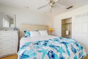 a bedroom with a bed and a ceiling fan at Lofty Views in Indian Pass