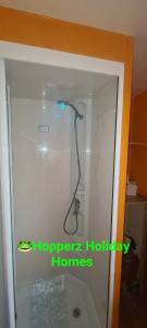 Koupelna v ubytování Lyons Winkups Holiday Park Towyn, North Wales static Caravan 3 bedroom sleeps 8 free entertainment + 47 fotografií