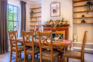 ein Esszimmer mit einem Holztisch und Stühlen in der Unterkunft Huge 6 Bedroom House in Central Derby in Derby