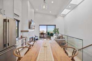 eine Küche und ein Esszimmer mit Tisch und Stühlen in der Unterkunft Family-Friendly Beachside Bliss in Oyster Bay