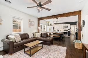 Posezení v ubytování Windsor Farmhouse Family Fun, Yard and Fireplace