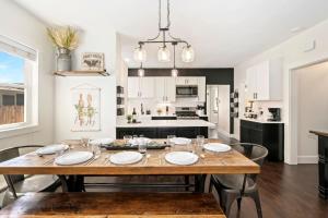 Kuchyň nebo kuchyňský kout v ubytování Windsor Farmhouse Family Fun, Yard and Fireplace + 38 fotografií