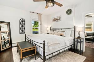 Postel nebo postele na pokoji v ubytování Windsor Farmhouse Family Fun, Yard and Fireplace