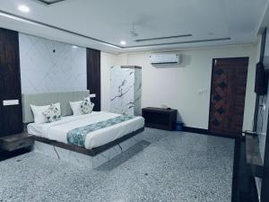 ウダイプールにあるHotel jmm s14の部屋の中に大きなベッドがある寝室 +49枚の写真