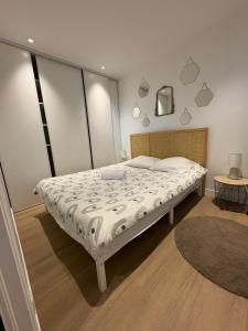 a bedroom with a bed in a room at À 10 minutes de la gare de Sartrouville in Sartrouville