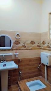 Ένα μπάνιο στο The Nura Nest Residency