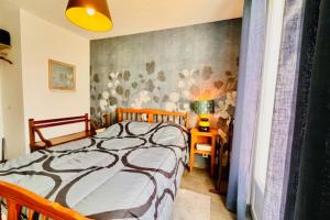 Un dormitorio con una cama con un mural de flores en la pared. en Spacious house in La Rochelle near the beaches, en Vautreuil