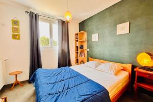 Un dormitorio con una cama y una pared verde. en Spacious house in La Rochelle near the beaches, en Vautreuil 8 fotos más
