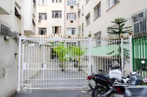 Una motocicleta estacionada frente a una puerta frente a un edificio. en 360 Santa Tereza by SUHCasa, en Río de Janeiro