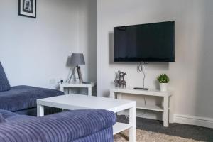TV a/nebo společenská místnost v ubytování Lily Apartment - Sleeps 3 - Pet friendly - Parking + 3 fotografie