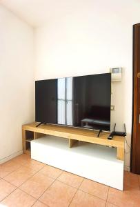 TV/trung tâm giải trí tại Davide Host Sesto Suite Apartment