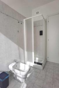 Phòng tắm tại Davide Host Sesto Suite Apartment +29 ảnh