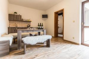 Kuchyň nebo kuchyňský kout v ubytování Apartmány U Babičky