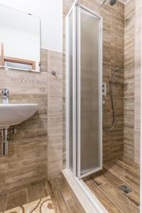 Koupelna v ubytování Apartmány U Babičky + 16 fotografií
