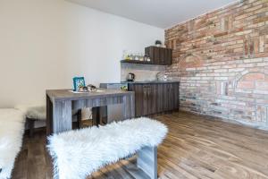 Kuchyň nebo kuchyňský kout v ubytování Apartmány U Babičky