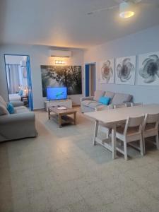 un salon avec un canapé et une table dans l'établissement P4 Pr Rentals Condado Beach Guesthouse, à San Juan