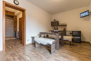 Kuchyň nebo kuchyňský kout v ubytování Apartmány U Babičky