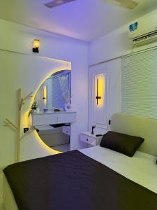 Un dormitorio con una cama negra y una ventana. en Luxury beach studio, en Karachi