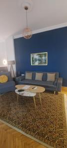 a living room with a couch and a table at FirstLineSkg3 Moodsolutions Living in Thessaloniki
